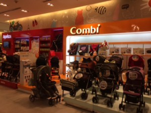 百貨店の中。ベビーグッズ豊富