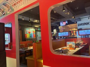 新大久保『まもなく釜山駅』子連れ韓国料理にピッタリ！ユニークな内装と豊富なメニューが食べ放題　新宿区
